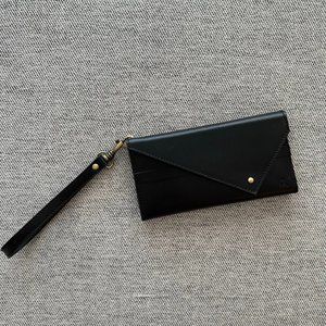 ELEVATE Women's Full-grain Leather Tri-fold Full-size Wallet Wristlet Black